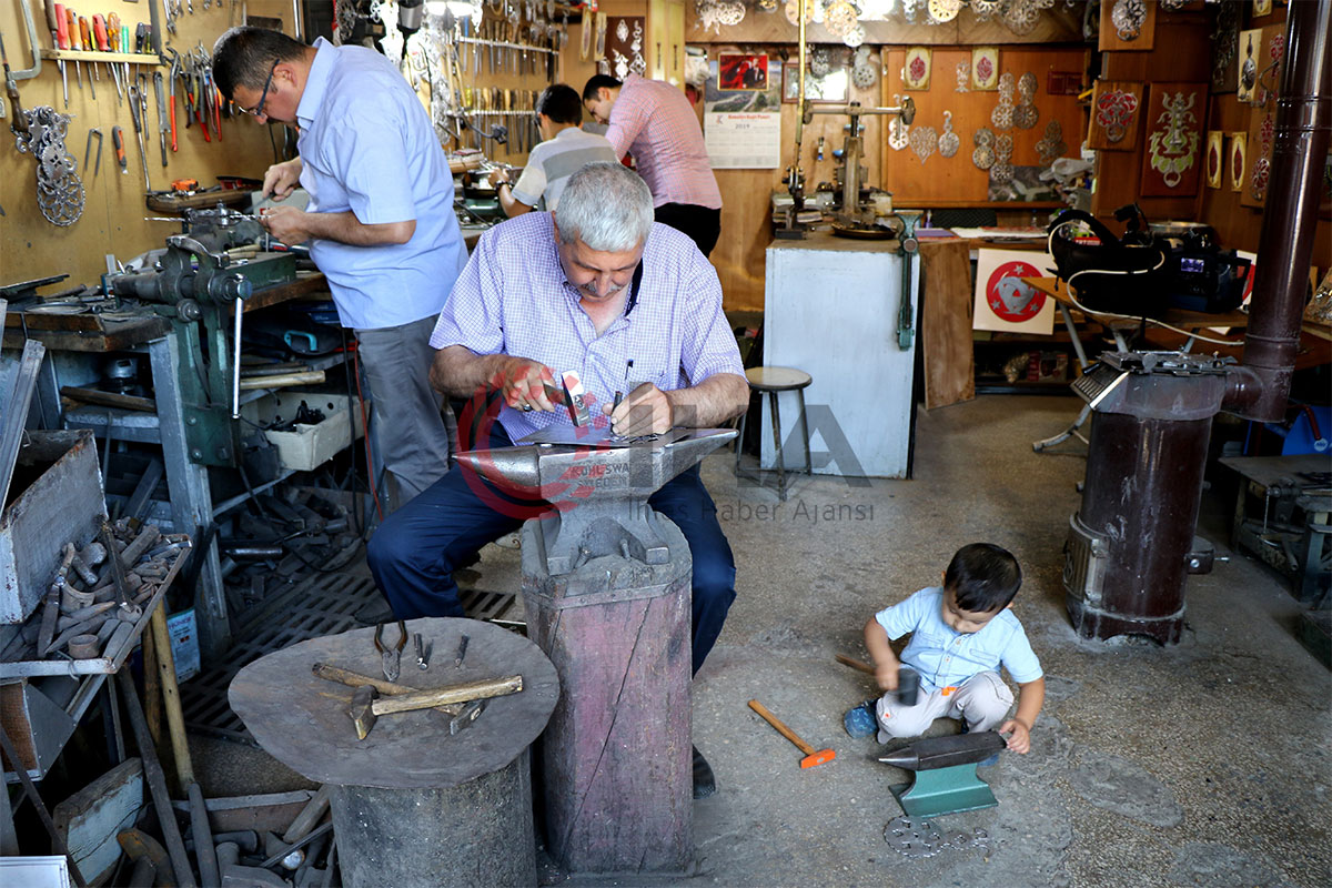 Kemaliye’de kapı tokmaklarının sırları