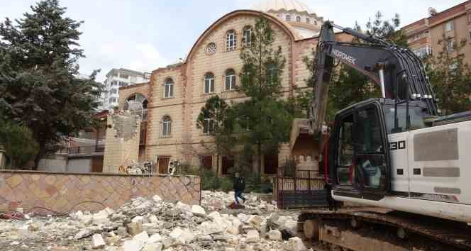 Depremde zarar gören minare yıkıldı