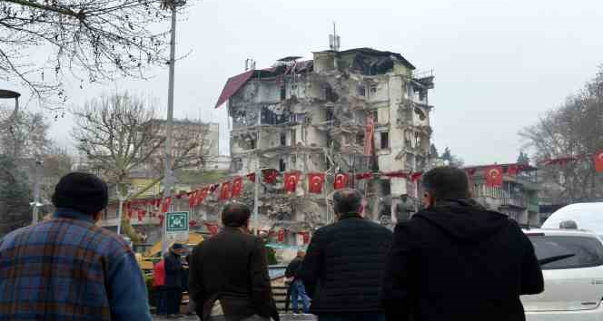 Onlarca vatandaş yıkılan ekmek teknesine son kez uzaktan baktı