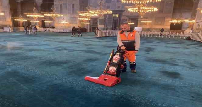 Ayasofya Cami Ramazan ayı öncesi gül suyu ile yıkandı