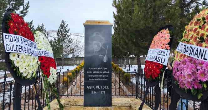 Dünyaca ünlü halk ozanı mezarı başında anıldı