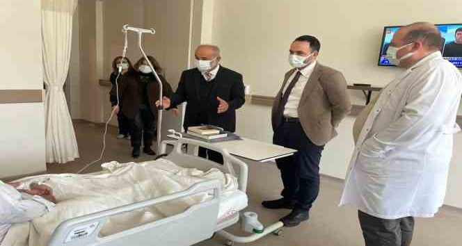 Hastanede tedavi gören vatandaşlara Kur’an-ı Kerim hediye edildi