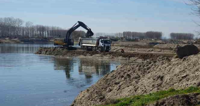 Meriç Nehri yatağındaki kum öbekleri temizleniyor