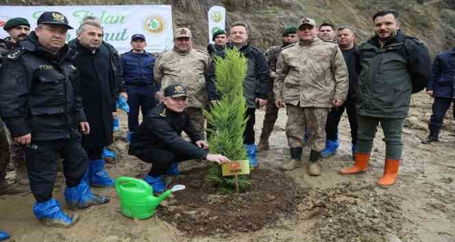 Depremden etkilenen illeri temsilen 2 bin 800 adet fidan toprakla buluştu