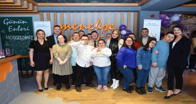 Menekşe 52+1 Kafe’de özel misafirler günlerini kutladı