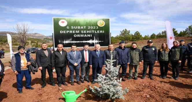 Uşak’ta Deprem Şehitleri Ormanında ilk fidanlar toprakla buluştu