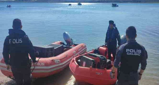 Van polisi, sel bölgesinde arama kurtarma çalışmasına destek verdi