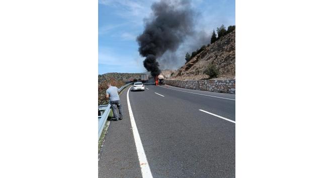Karbondioksit taşıyan tanker alev alev yandı