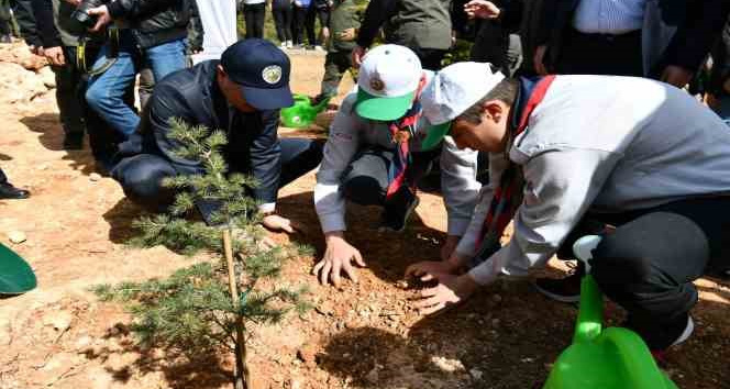Isparta’da deprem şehitleri anısına 400 fidan toprakla buluşturuldu