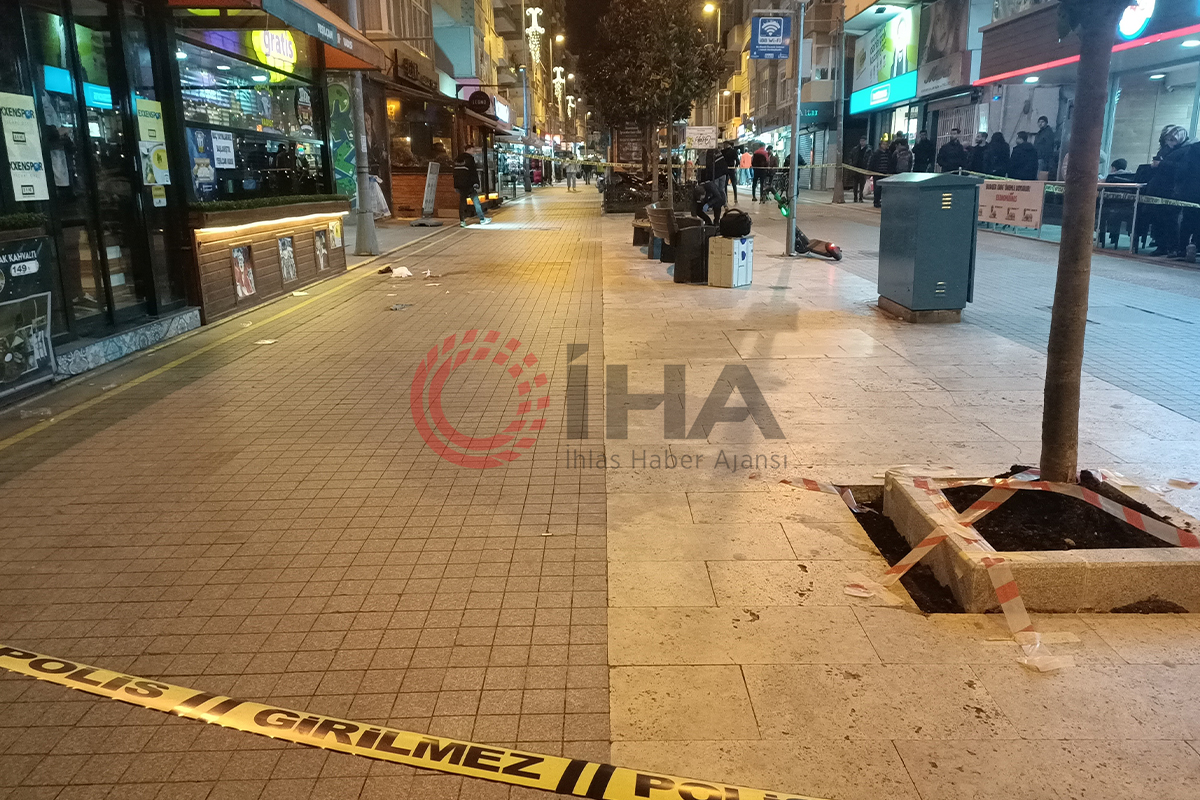 Küçükçekmece'de silahlı saldırı: Cadde ortasında kurşunların hedefi oldu