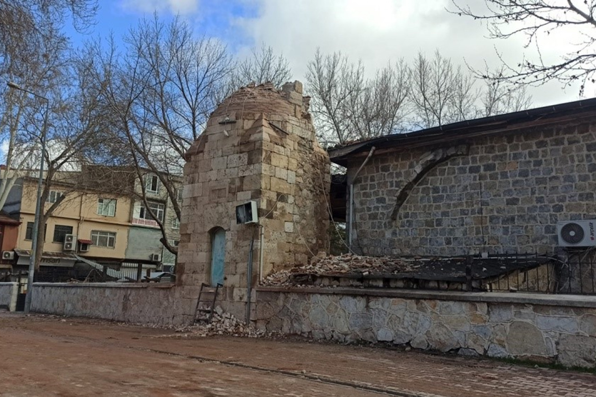 730 yıllık caminin minaresi artçı sarsıntılara dayanamadı