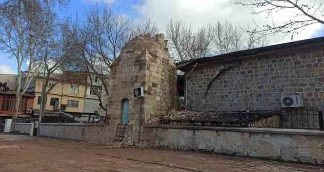730 yıllık caminin minaresi artçı sarsıntılara dayanamadı