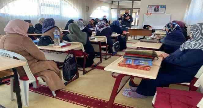 Narkotik polisleri annelere madde bağımlılığını anlattı