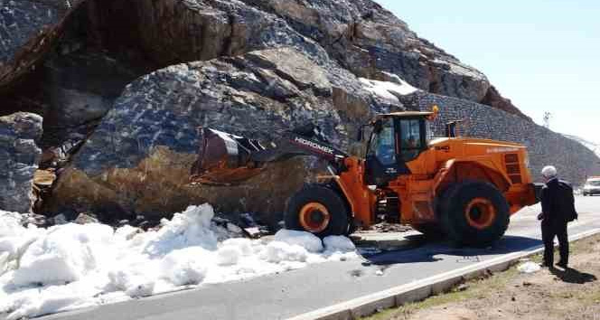 Bitlis’te dev kaya blokları karayoluna düştü
