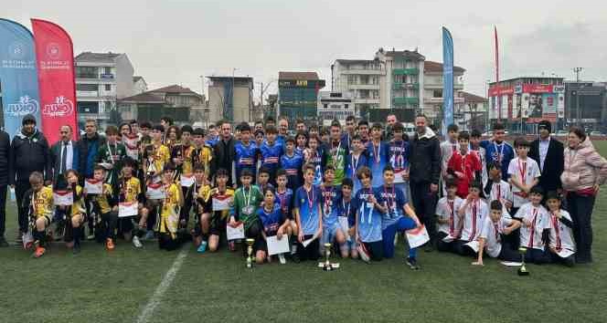 Yıldızlar futbolda 1. TOKİ Mehmet Akif Ersoy Ortaokulu