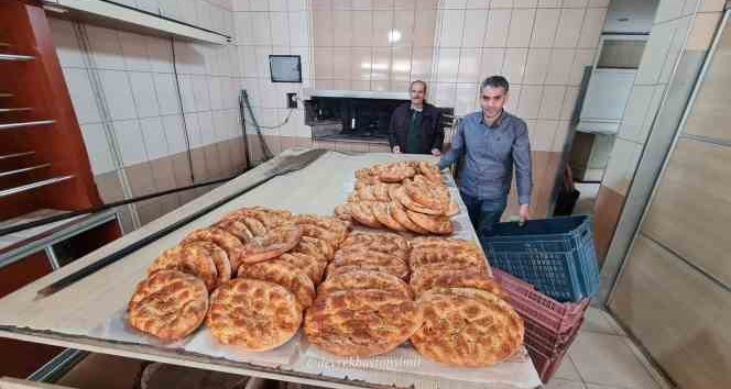 Devrek’te ramazan pidesi vatandaşların tüketimine sunulmaya başlandı