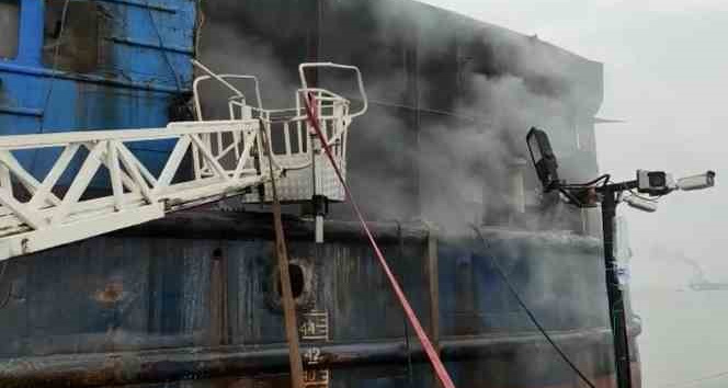 Altınova Tersaneler Bölgesi’nde gemi yangını
