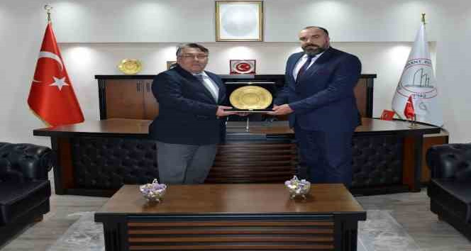 Doç. Dr. Vasyl Mamray’dan Rektör Özölçer’e ziyaret