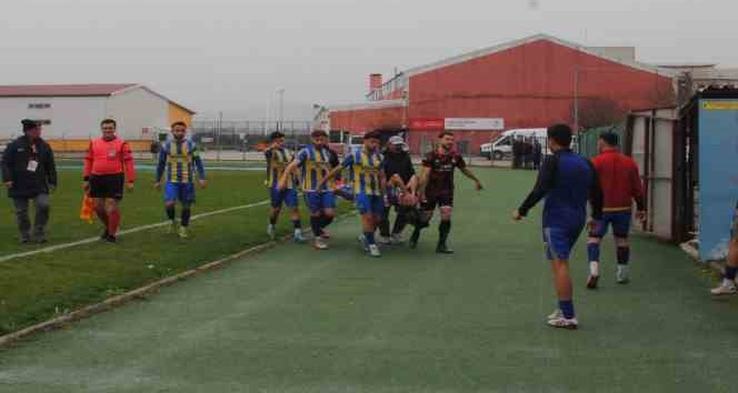 Futbolcunun diz kapağı çıktı, maç sonu ortalık karıştı