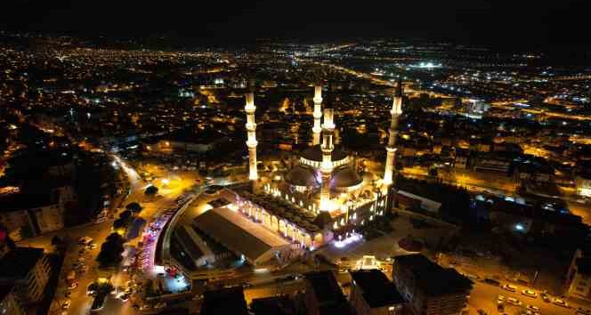 Kahramanmaraş’ta ilk teravih namazı çadırda kılındı