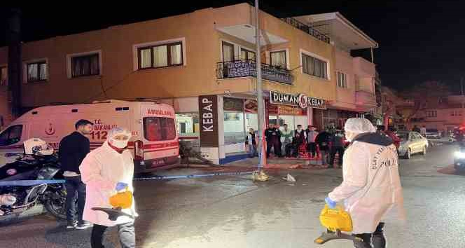 Annesinin boğazını keserek öldüren kişi evin çatısından atladı