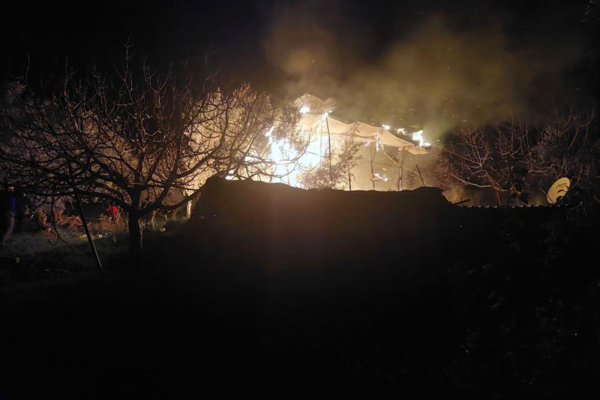 İzmir’de soba kaynaklı çıkan yangında bir ev alev alev yandı