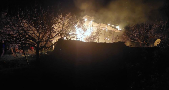 İzmirde soba kaynaklı çıkan yangında bir ev alev alev yandı