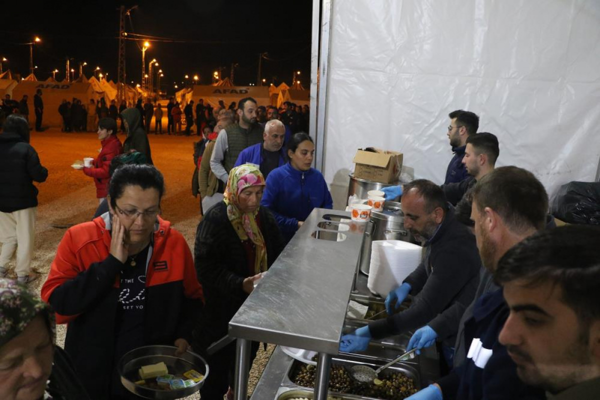 Deprem bölgesi Hatay'da ilk sahur çadırlarda yapıldı