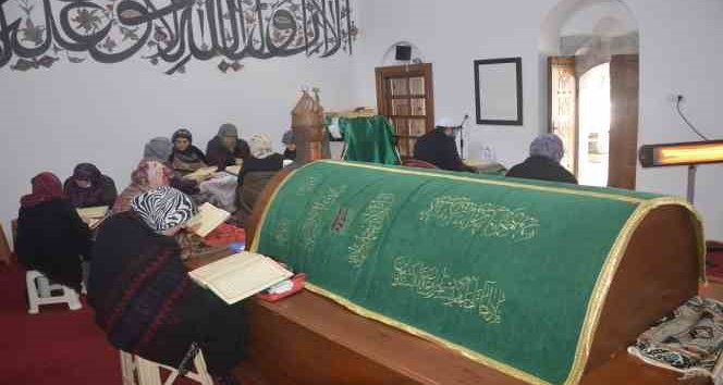 Tarihi türbede yarım asırlık mukabele geleneği yaşatılıyor