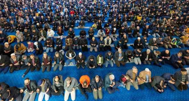 Erzincan’da ilk teravih namazında camiler doldu