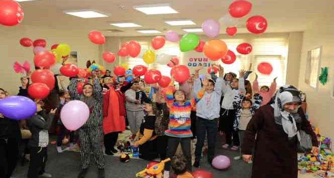 Depremzede çocukların yaraları sarılıyor