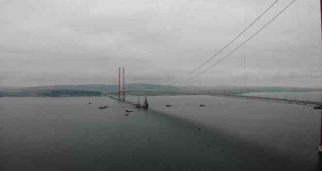 120 metrelik platform, 67 metreye indirilerek Çanakkale Köprüsü’nün altından geçirildi