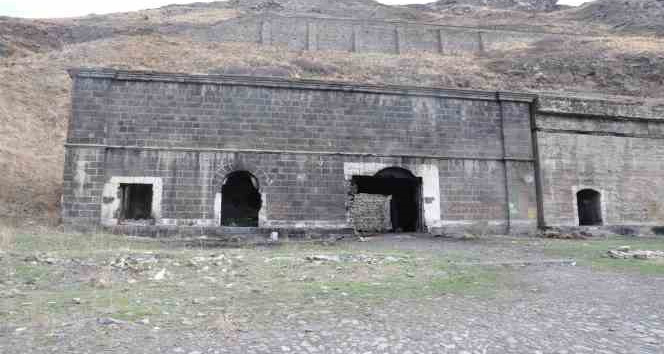 Kars’ta tarihi yapılar yok oluyor