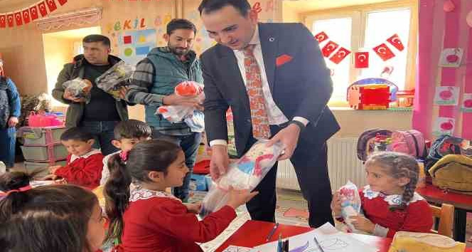Kaymakam Karakaş öğrencilere oyuncak verdi
