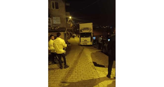 Freni boşalan kamyon park halindeki araca çarptı
