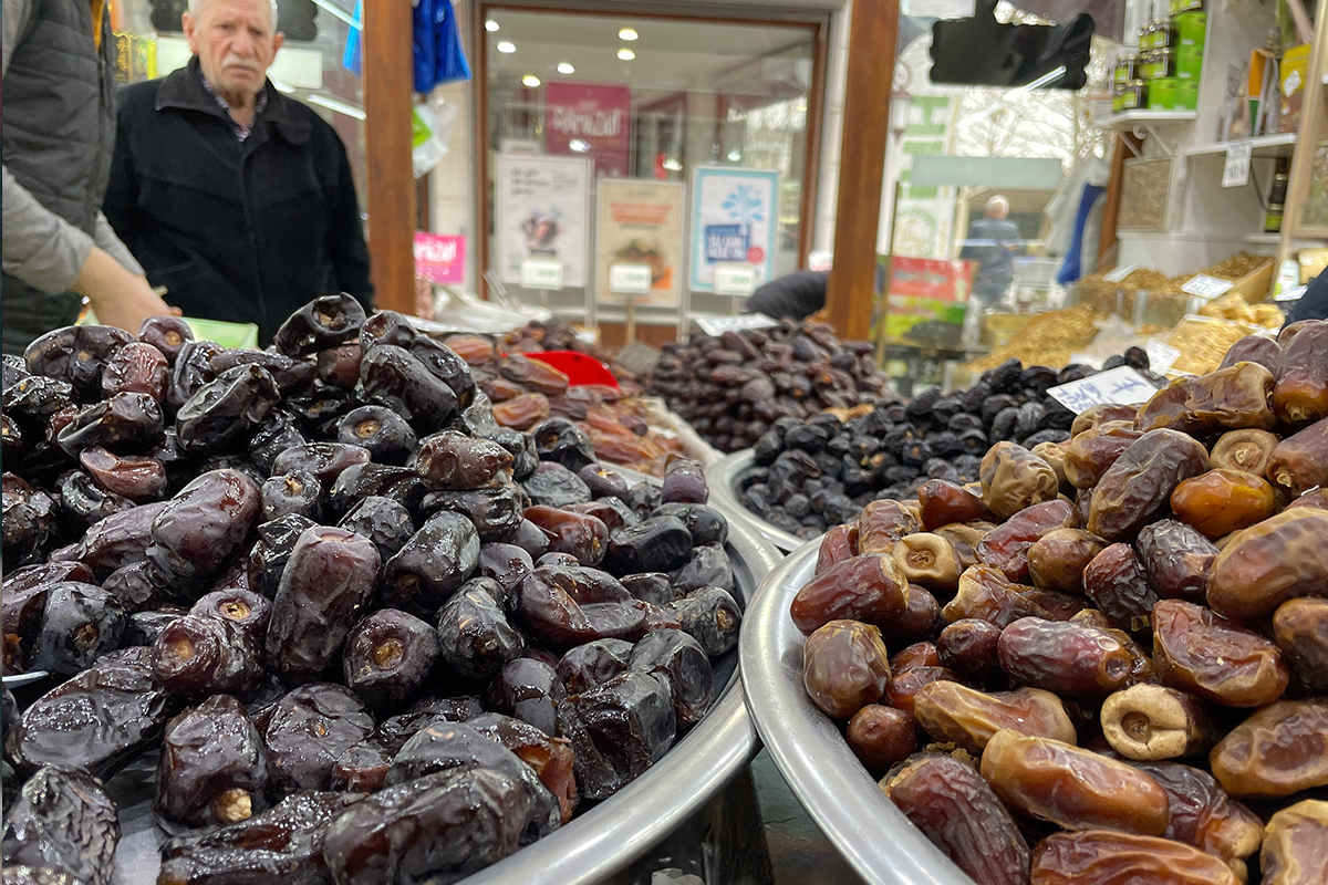 İftar sofralarının vazgeçilmezi hurma her kesime uygun fiyatla satılıyor