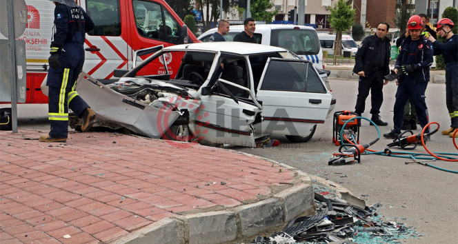 Antalyada LPG yakıt tankını ön koltuğa kadar getiren kaza: 3 yaralı