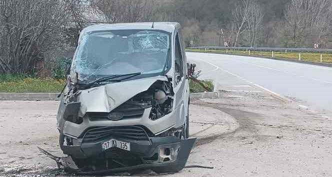 Çan’da kontrolden çıkan ticari araç elektrik direğine çarptı