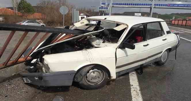 Demir korkuluğa ok gibi saplanan otomobil hurdaya döndü: Sürücü ağır yaralı