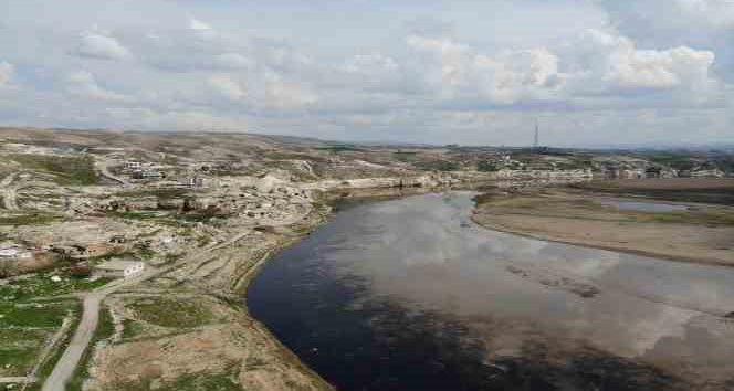Batman Çayı ve Dicle Nehri’ne sızan ham petrol havadan görüntülendi