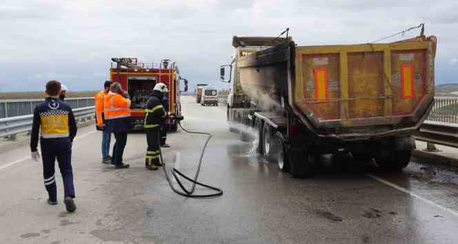 Sıcak asfalt malzemesi yüklü tırda yangın