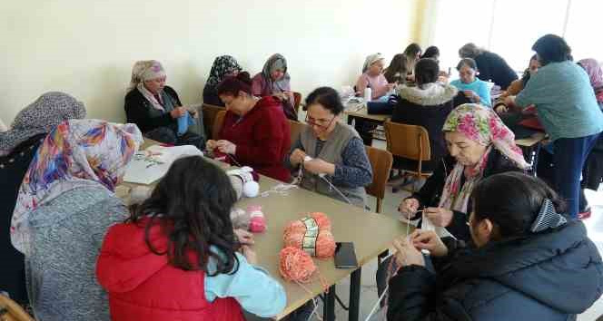 Burdur’da kalan depremzedeler el sanatları kursuyla kendilerini geliştiriyor