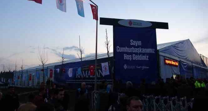 Cumhurbaşkanı Erdoğan ilk iftarını depremzedelerle açtı