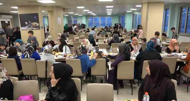 Depremzedeler evlerinden ve memleketlerden uzak ilk iftarlarını açtı