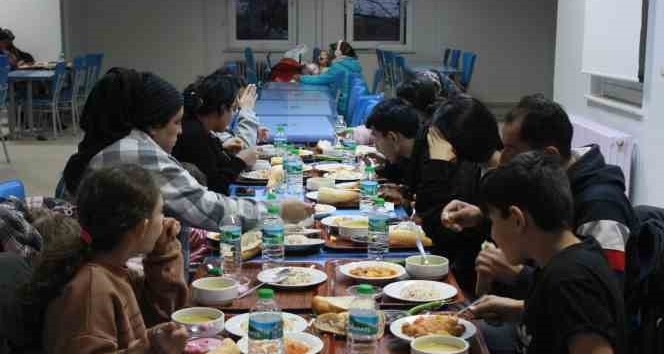 Kırklareli’nde depremzedeler ilk iftarını yaptı