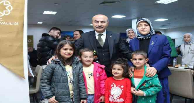 Mardin Valisi Demirtaş, ilk iftarını depremzede vatandaşlarla yaptı