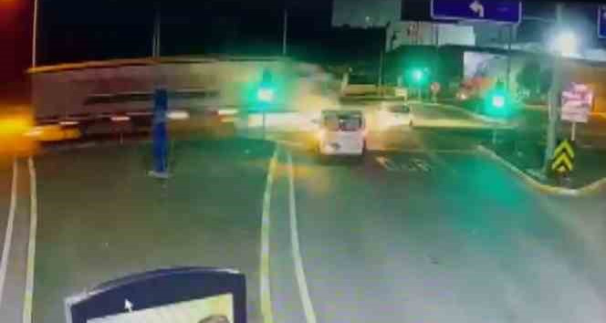 Kırmızı ışıkta geçen tırın hafif ticari araca vurma anı güvenlik kamerasında