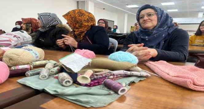 Nevşehir’de depremzede kadınlar örgü örerek stres atıyor