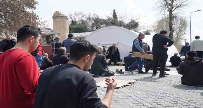 Depremin merkezi Kahramanmaraş’ta Ramazan’ın ilk cuma namazı kılındı