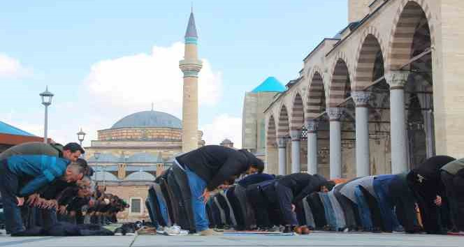 Konya’da Ramazan ayının ilk Cuma namazı kılındı